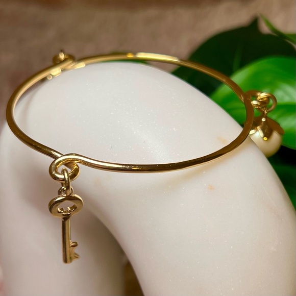 NWOT KATE SPADE XO, PEARL, & SPADE KEY CHARM BRACELET - GOLD - Picture 3 of 5